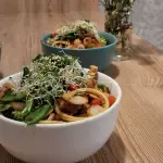 Yakisoba de pollo y carne