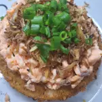 Esfirra de salmão e alho poró