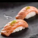 Niguiri de salmão maçaricado