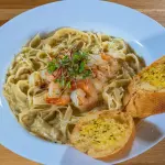 FETTUCCINE ALFREDO CON CAMARONES