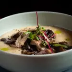 Polenta cremosa, cogumelos e trufas