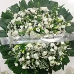 Coroa Mix- lírio, roas e lisianthus.