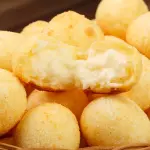 Pão de queijo com requeijão