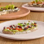 Tostada de Aguacate*