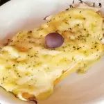 Fainá con mozzarella y cebolla