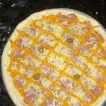 Metade calabresa com cheddar