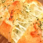 PAN DE QUESO CREMA Y TOCINETA