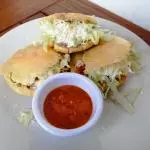 Gorditas de maíz rellenas de guisado