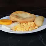 DESAYUNO TÍPICO