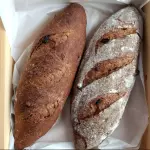 Pão preto com passas