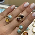 Anillo dos piedras ajustable