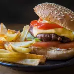 HAMBURGESA CON QUESO Y PAPAS