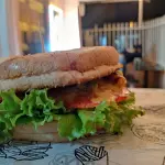 HAMBURGUESA CLÁSICA DE LA CASA