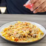 Salchipapa Carne y pollo mediana