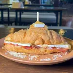 Croissant de Parma, Brie e geleia