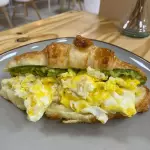 Croissant con huevo y palta