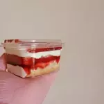 Bolo no pote ninho/gelaia de morango