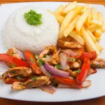 Pollo saltado