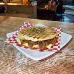 Sandwich de carne con hogao y queso
