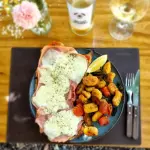 Milanesa napo con ñoquis salteados