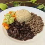 Arroz, feijão, carne moída e salada.