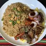 Lomo saltado con chaufa de mariscos
