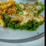 Lasaña extraqueso y camarón al ajill
