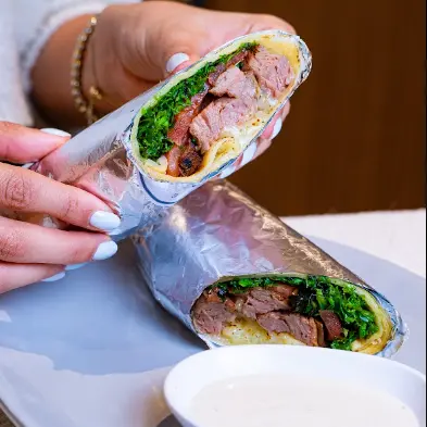 WRAP DE LOMITO CON YOGURT SUMAC