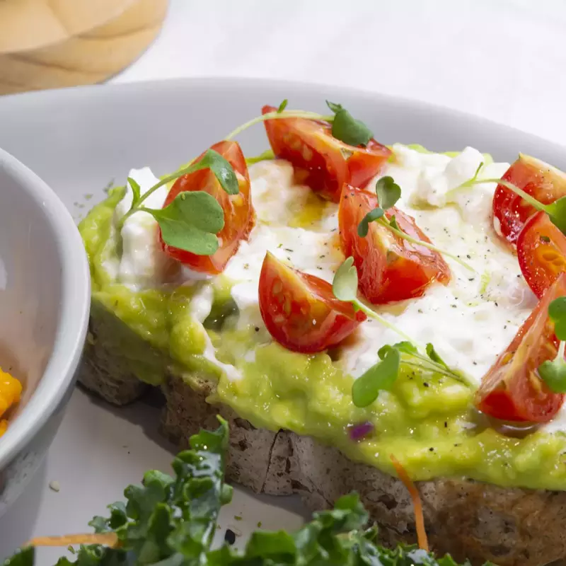 AVOCADO & BURRATA TOAST